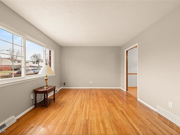 4th image of 837 Salem Ave