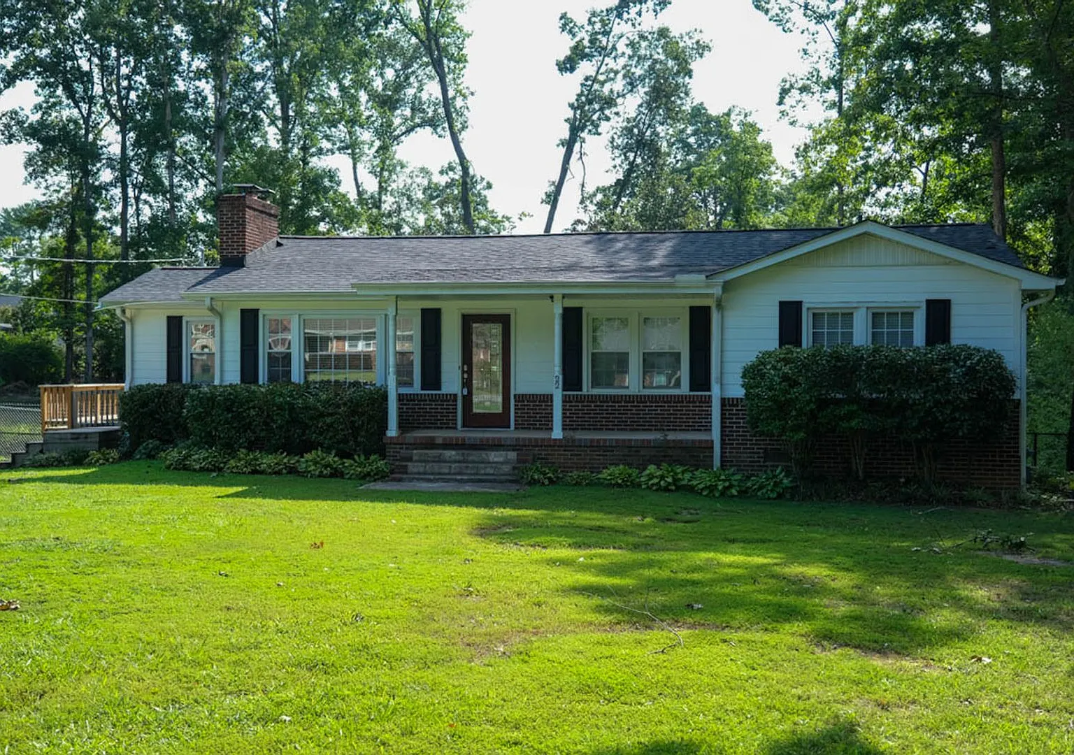 3 Bedroom, 2 Bath house with fenced yard! — Photo 1