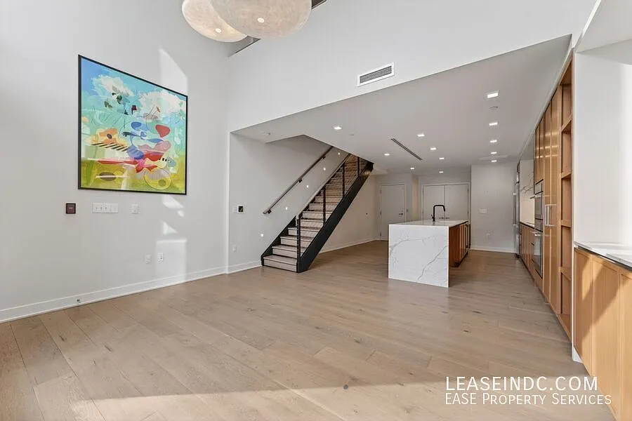 5 bed, 3.5 bath, 3245 sqft, $7,940 — Photo 3