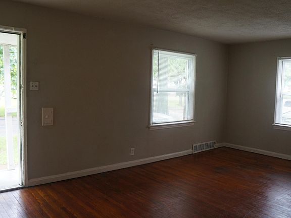 5th image of 8262 Montreal Dr