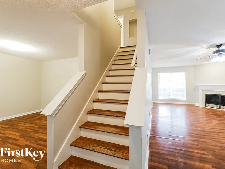 70 Center Oak Dr — Photo 2