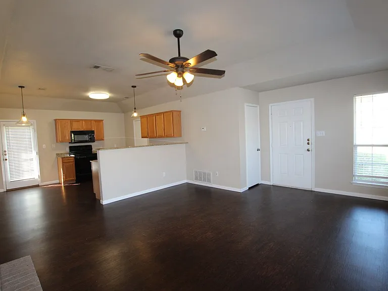 204 Willow Rd — Photo 4