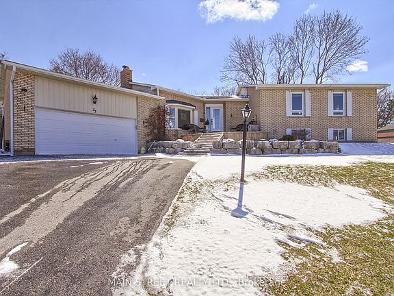 2nd image of 33 E Avonlea Rd