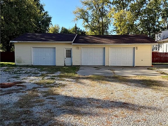 3rd image of 796 Maple Ave
