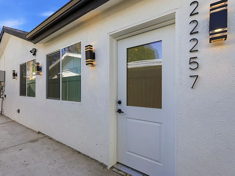 22257 Wyandotte St — Photo 20
