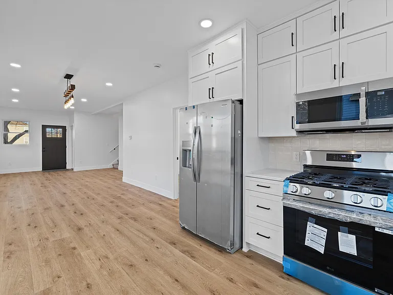 4401 8th Ave — Photo 4
