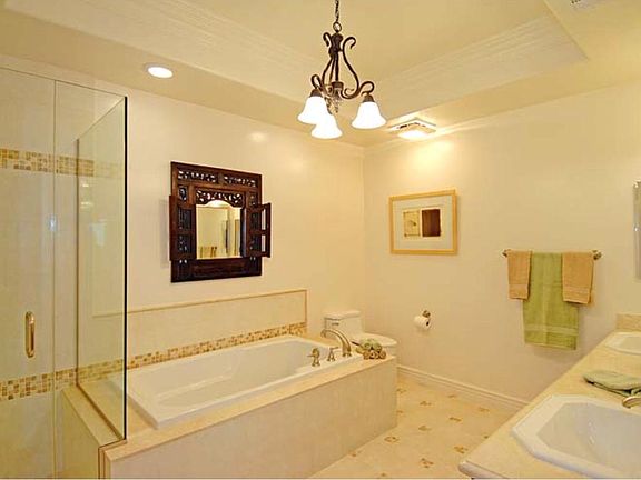 5th image of 11582 Moorpark St #201