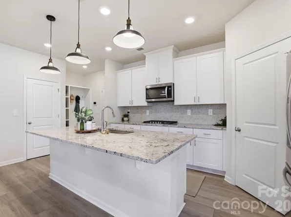 207 Orson Oaks Ln, Pineville, NC 28134