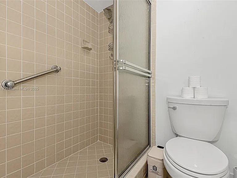 216 SE 9th St — Photo 17