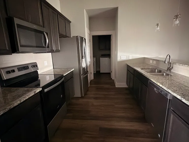1202 Delmar Dr — Photo 8