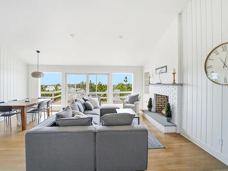 355 Dune Rd — Photo 7