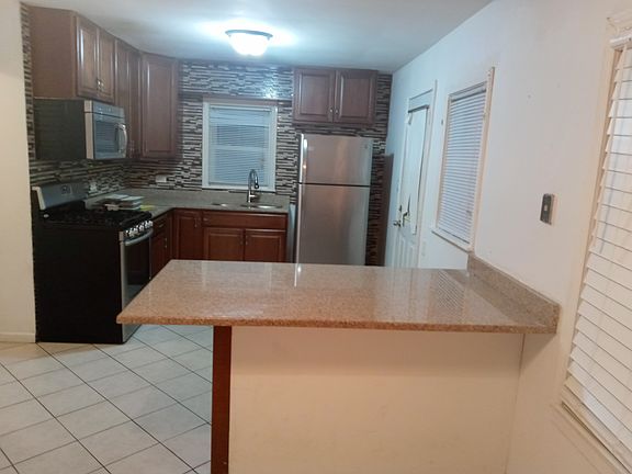5th image of 330 Parkview Dr
