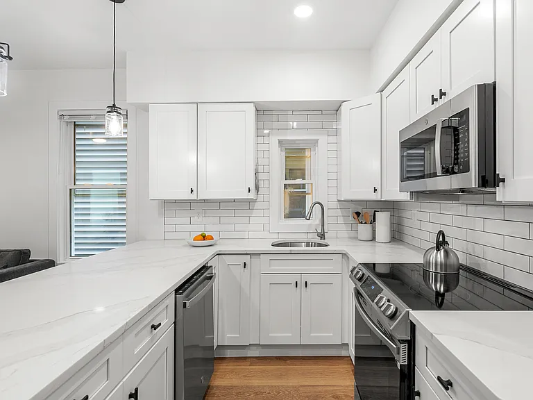 621 E 8th St #1 — Photo 6