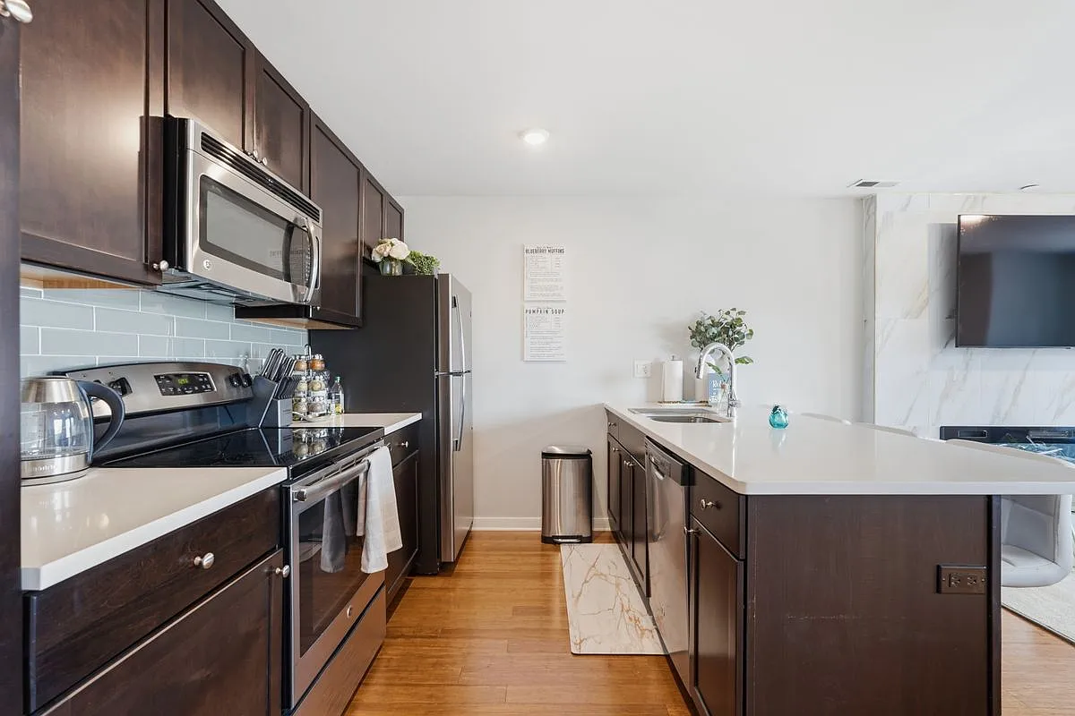 2 bed, 1.0 bath, 989 sqft, $2,000 — Photo 4