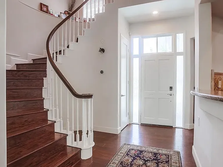 9709 Claiborne Sq — Photo 3