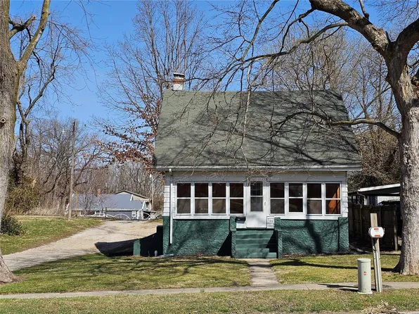 905 School St, Hillsboro, IL 62049