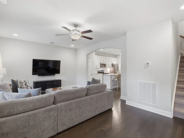 257 Claremont Ct — Photo 5