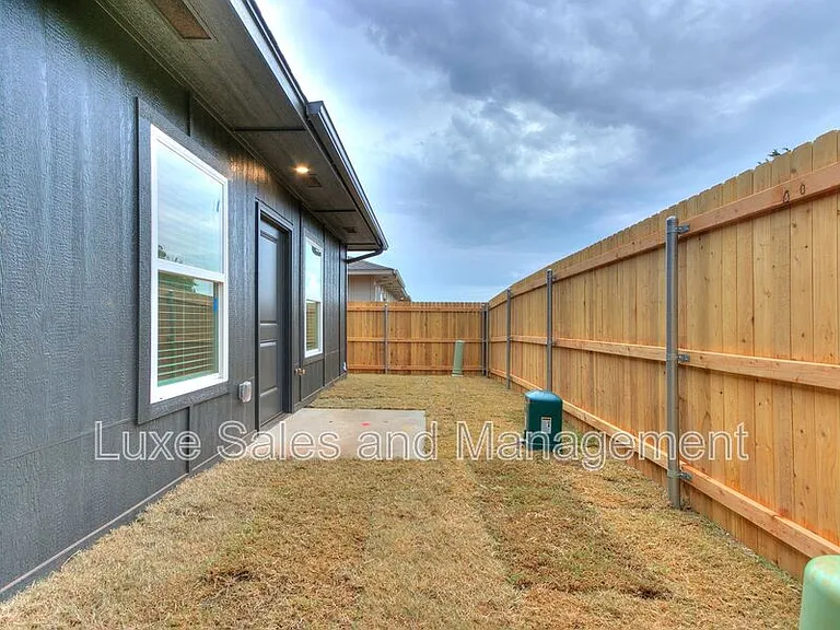 8016 NW 110th Dr — Photo 18