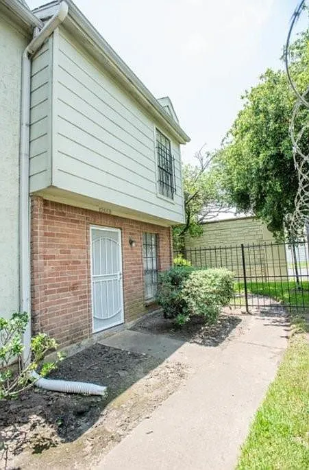 2 bed, 1.5 bath, 1120 sqft, $1,240 — Photo 2