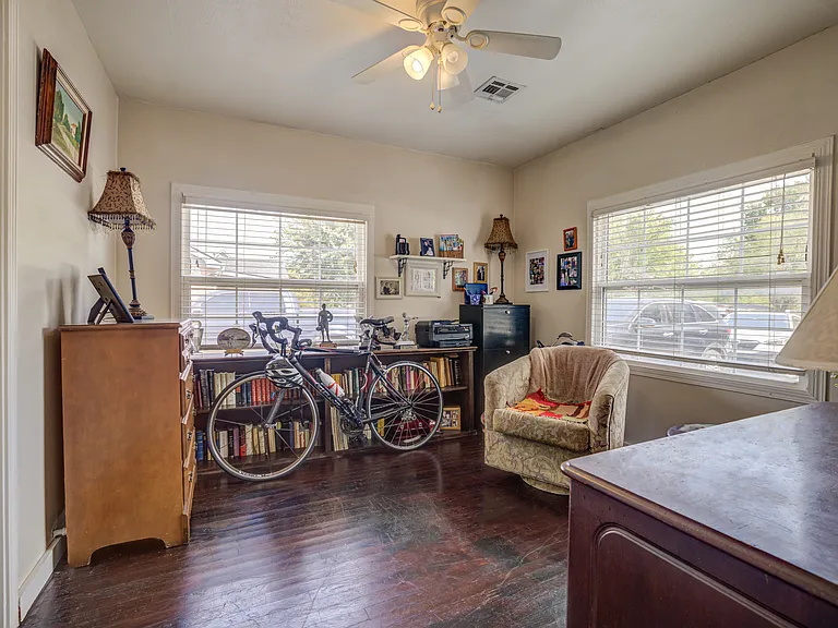 913 E Comanche St — Photo 10