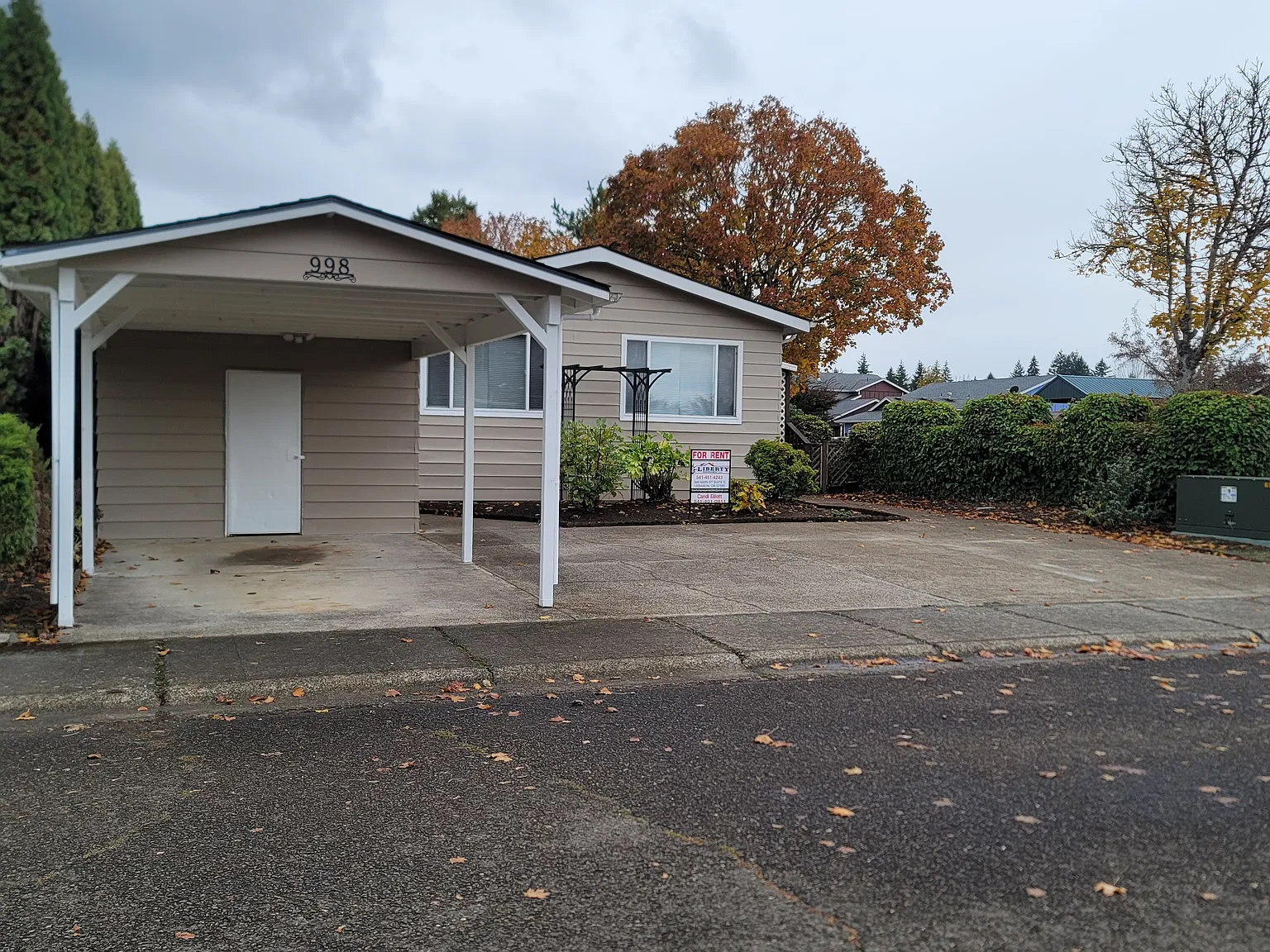 998 Mazama Ave — Photo 2