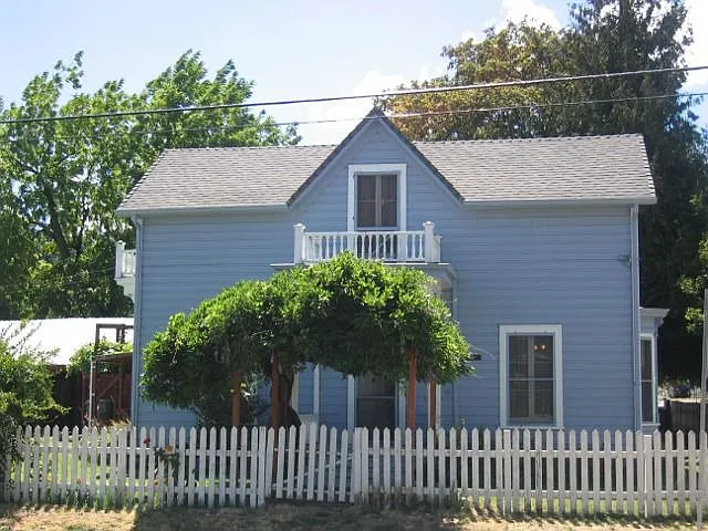 410 E East St photo 1