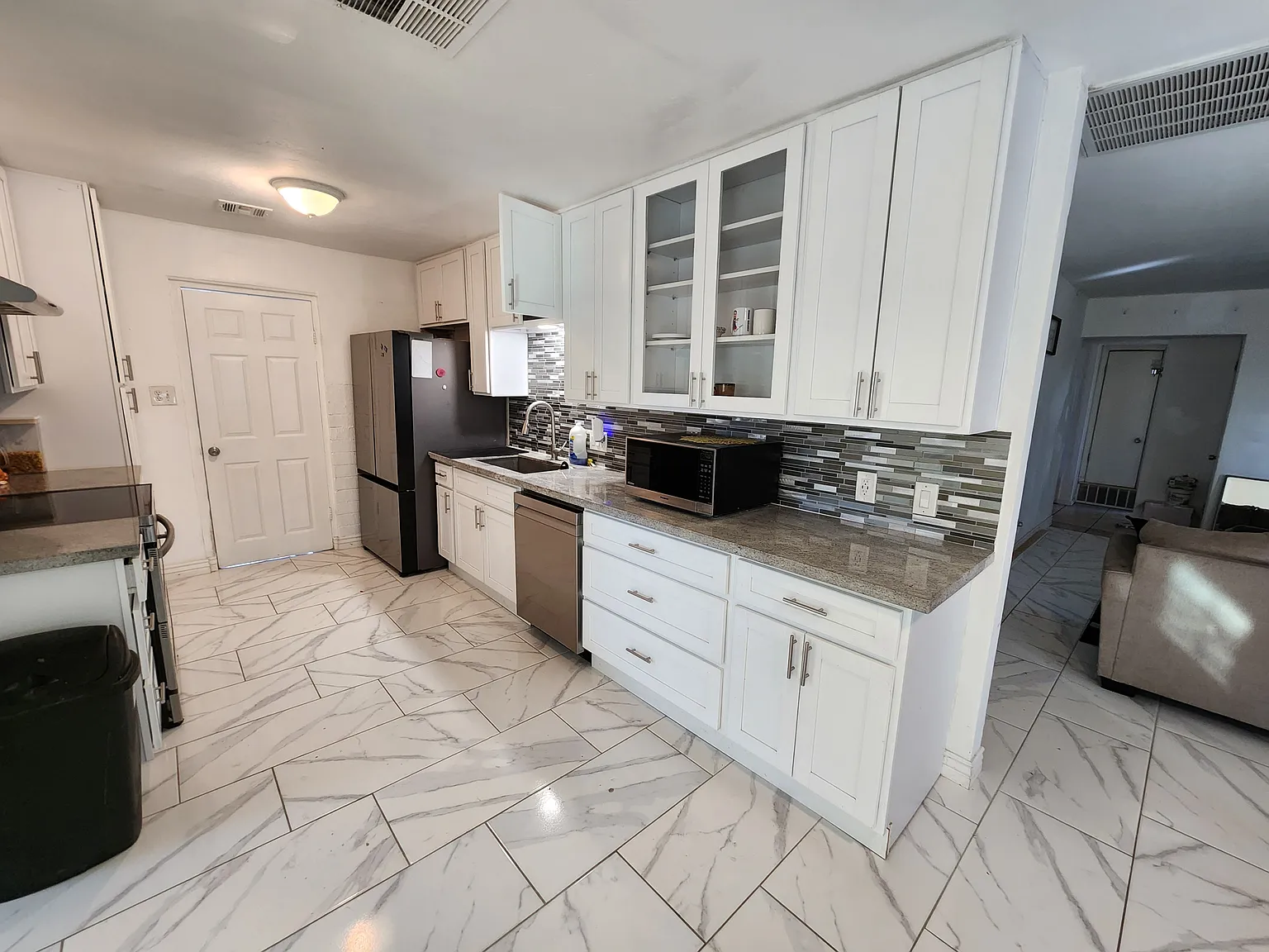 6 bed, 2324 sqft, $3,500 — Photo 4