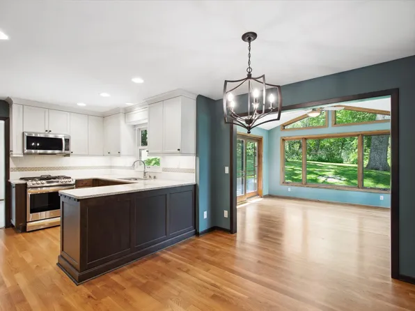 2808 Acadia Ct, Burnsville, MN 55337