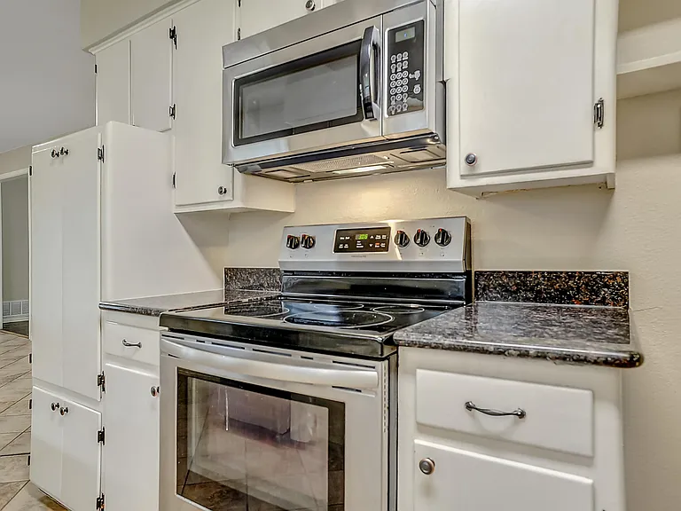 921 Holiday Dr — Photo 10