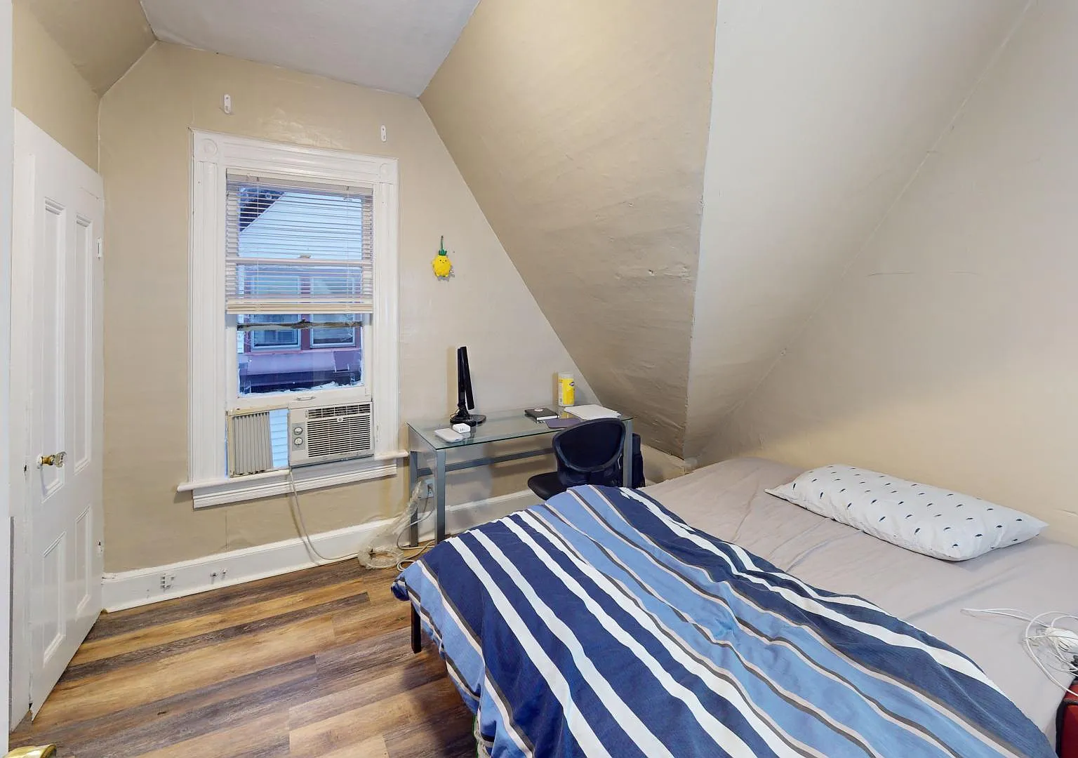 9 bed, $5,850 — Photo 2