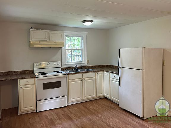 4th image of 110 E Caroline St