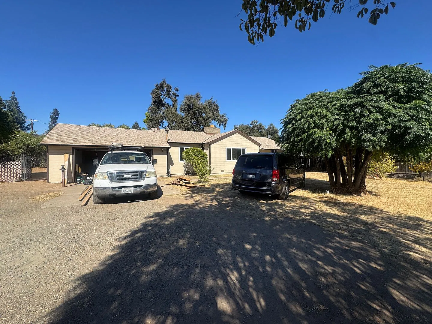 Charming 3-Bedroom Home with Spacious yard and Business Potential — Photo 1