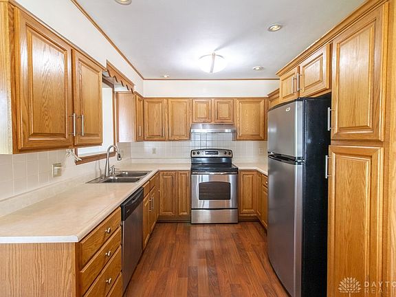 4th image of 27 Hillview Ave
