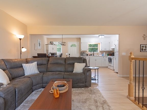 3rd image of 1309 Catherine Cir NW