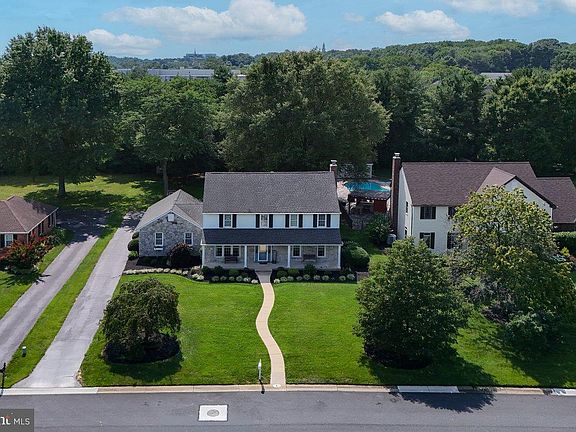 2nd image of 8 Lombardy Dr