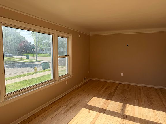 5th image of 22415 Wilmot Ave