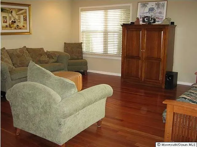1077 Roseberry Ct — Photo 3