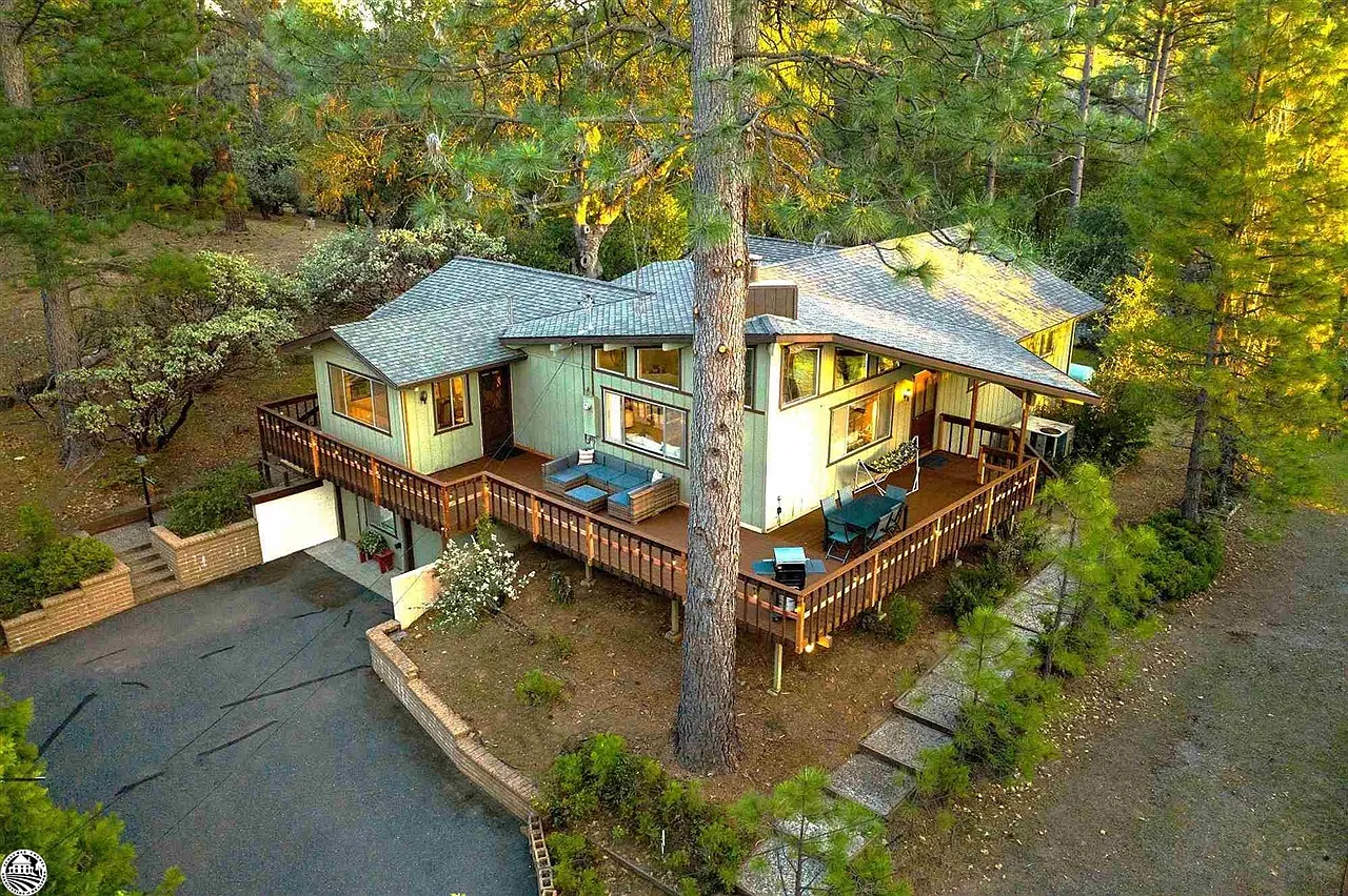 20725 Point View Dr photo 1