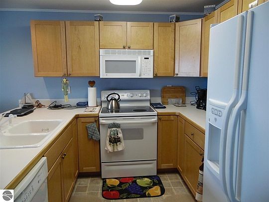 5th image of 637 W Lake St Unit 3