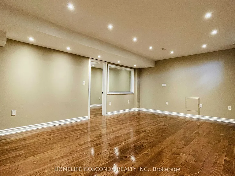 110 A Bond Cres #LOWER — Photo 15