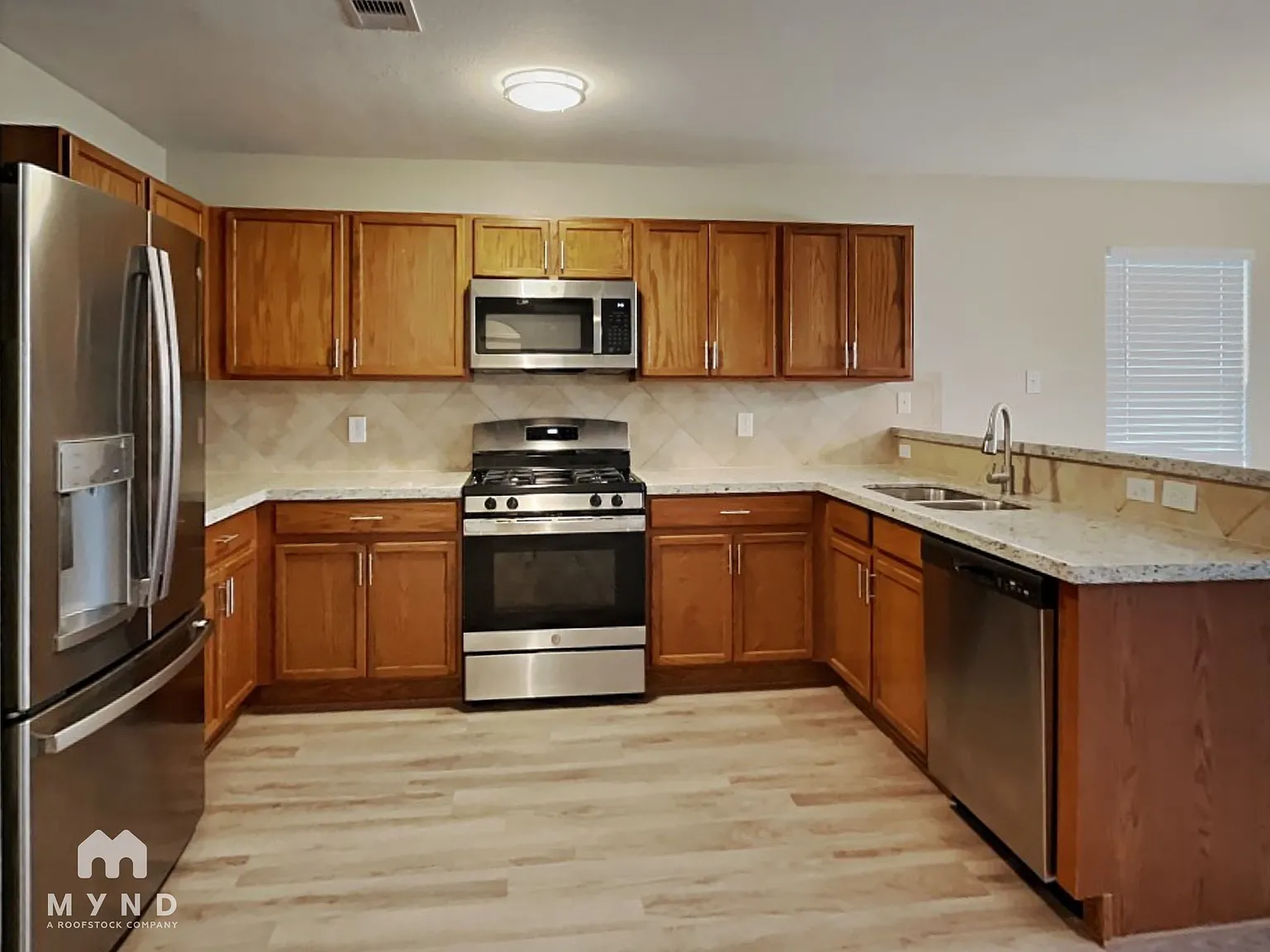 3 bed, 2.0 bath, 1367 sqft, $1,935 — Photo 2