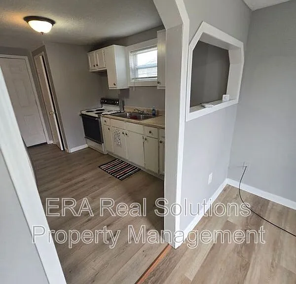 2400 Pomola St — Photo 10