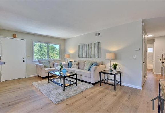 4th image of 979 Gilchrist Dr APT 4