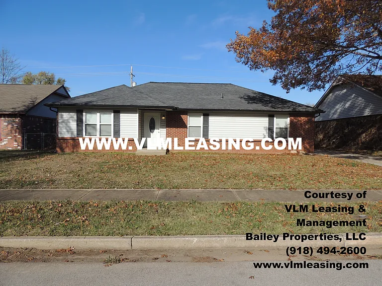 404 W Vicksburg St — Photo 2
