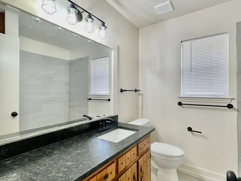 805 Colonial Ln — Photo 6