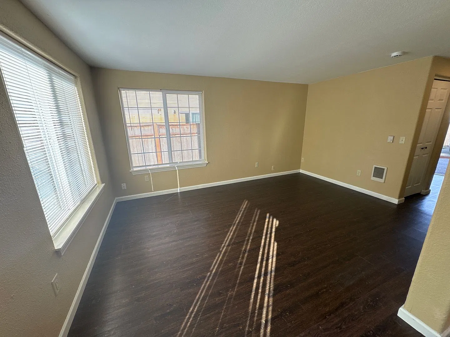 $500 Off Move In! Recently Updated 3-Bedroom Townhome In Albany Water & Sewer/Landscaping Included! — Photo 2