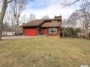 19 Long Ln, Hampton Bays, NY 11946