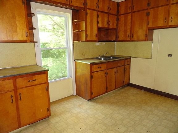 3rd image of 1697 Trenthill Dr