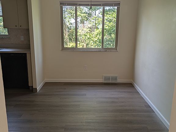 3rd image of 180D Sagamore Hill Rd #180-D