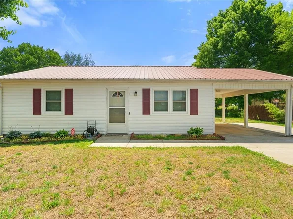 1084 Middlefork Dr, Walnut Cove, NC 27052